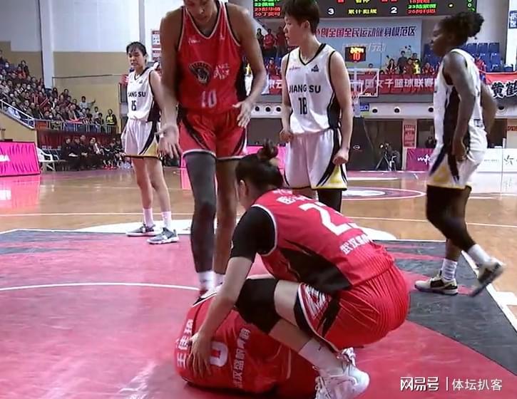 天天盈球官网-赛场流氓！WCBA惊现外援阿利恩垫脚致盛帆女篮核心王佳琦赛季报销