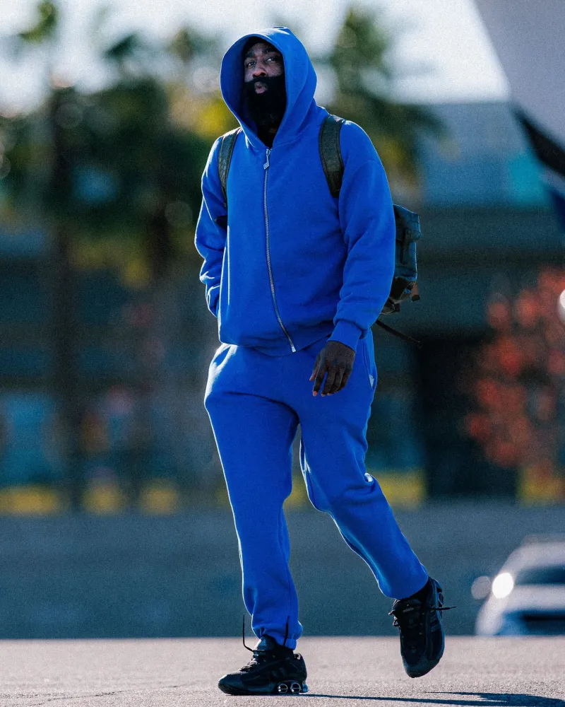 天天盈球下载-快船社媒晒球员奔赴客场的登机照片，哈登等球员出镜